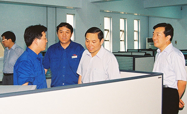 河南省委常委、常務(wù)副省長(zhǎng)李克在公司技術(shù)中心視察工作